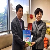 中心向市高级法院和市检察院赠送涉诉未成年人心理读本